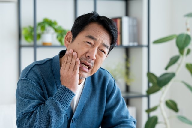 牙痛忍出大麻煩！臉腫蔓延到脖子，當心七大發炎警訊恐引發致命危機